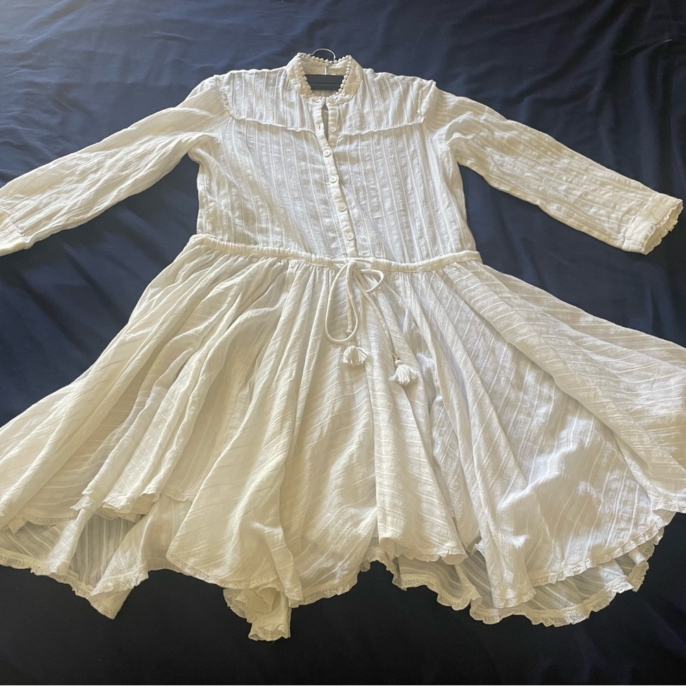 Women’s White dress. Size M. Can fit like a M/L. The fit is just above the knee.